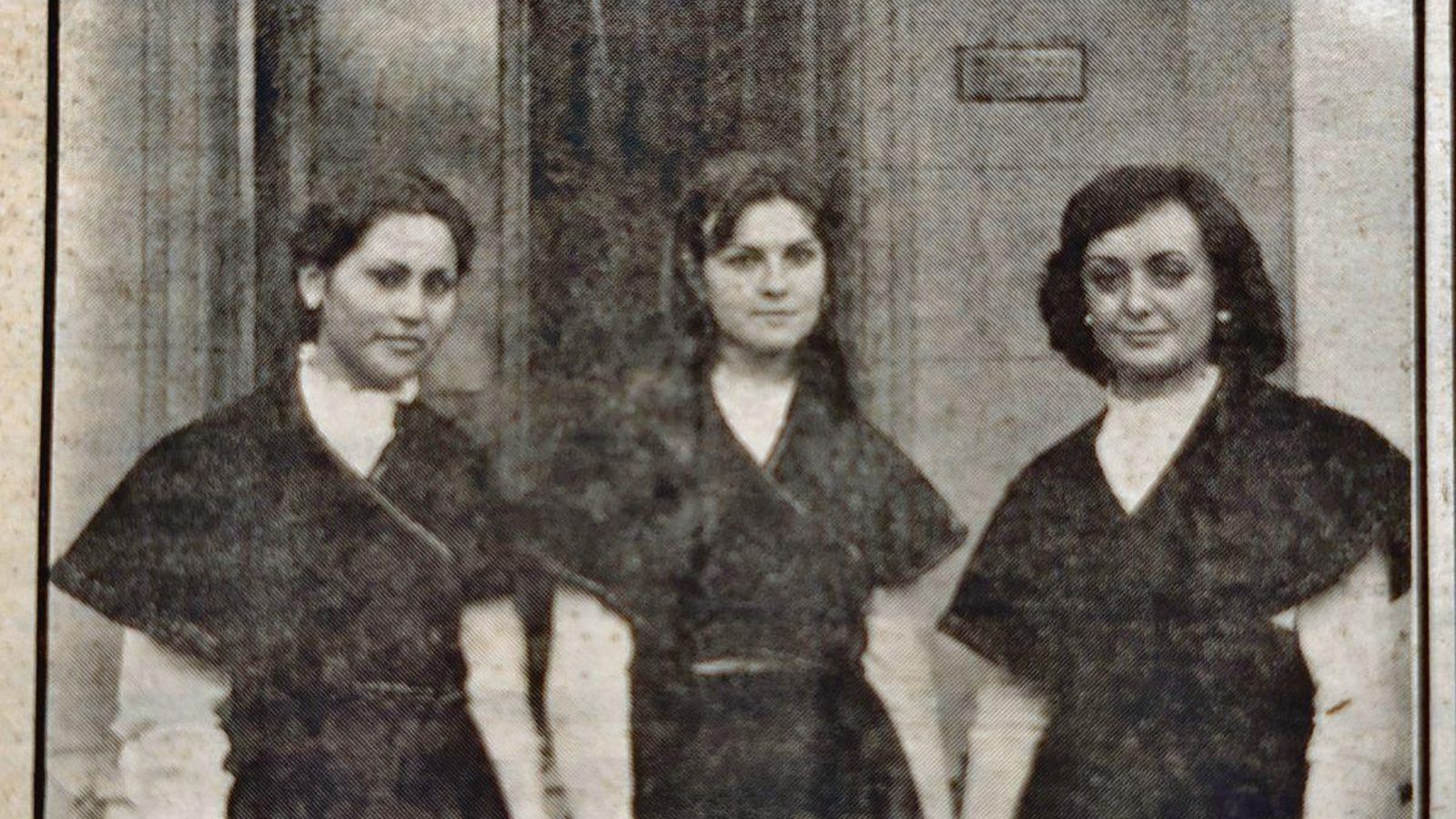 La reina de las Fiestas de O Barco con sus damas de honor.q
