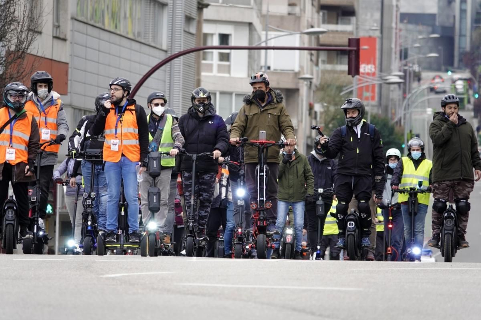 La marcha de patinetes y monociclos eléctricos por Vigo estuvo acompañada por agentes de la Policía Local y concluyó con la lectura de un manifiesto.