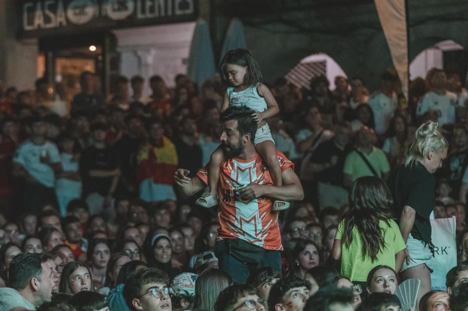 Galería | La ilusión por España en la semifinal tiñe de rojo la provincia de Ourense, en fotos