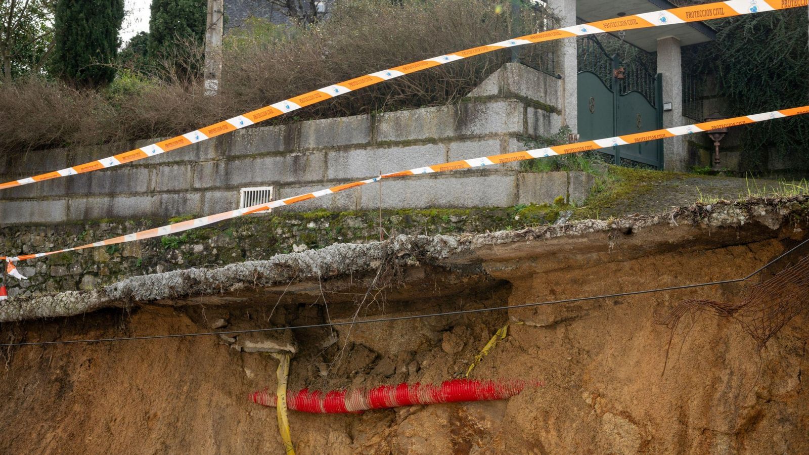 Firme derrumbado a causa de las filtraciones, con el tubo de la canalización a la vista.