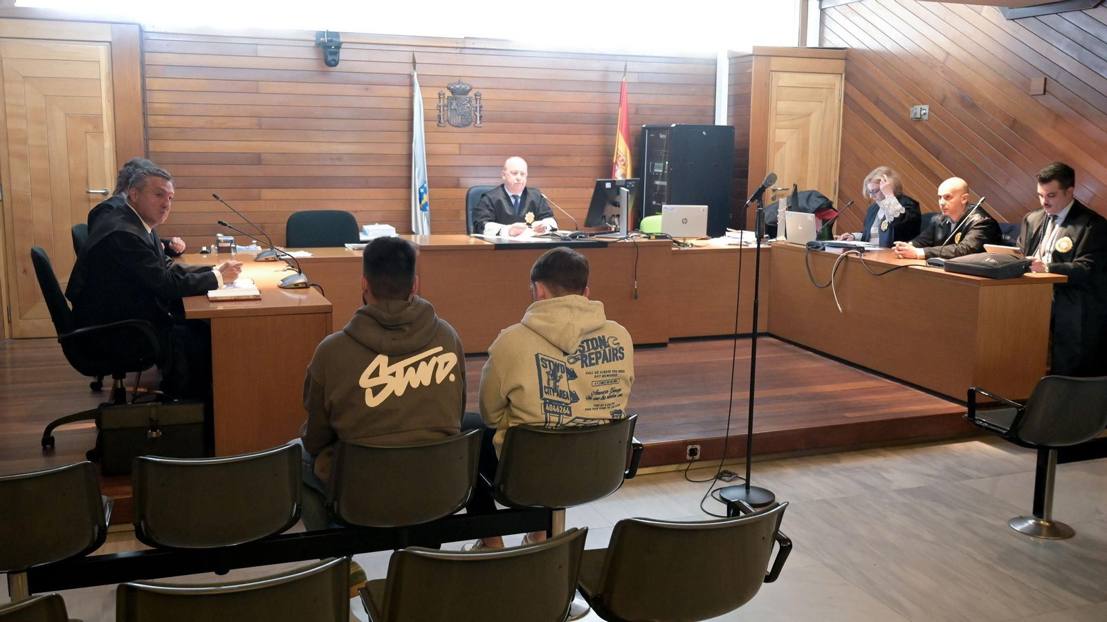 Los acusados de golpear a Yoel Quispe durante la celebración del primer juicio por la agresión en la que murió el joven de A Coruña.
