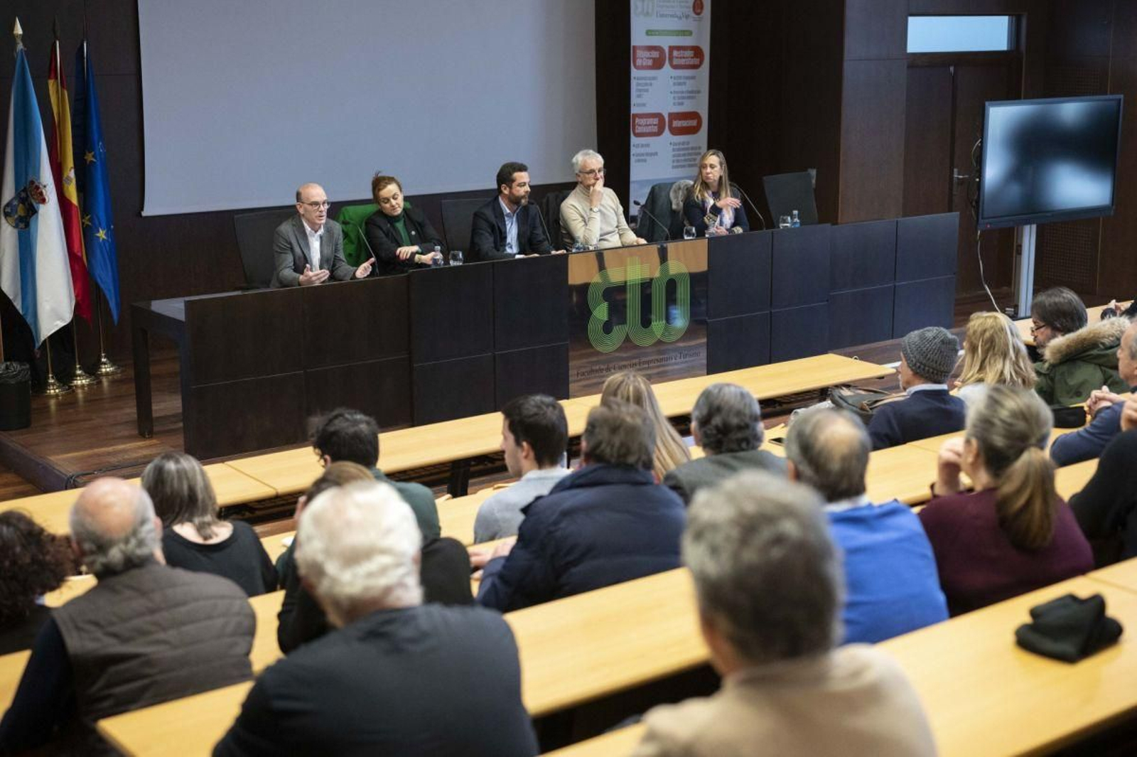 Asistentes a la conferencia moderada por Vázquez Barquero, ayer.
