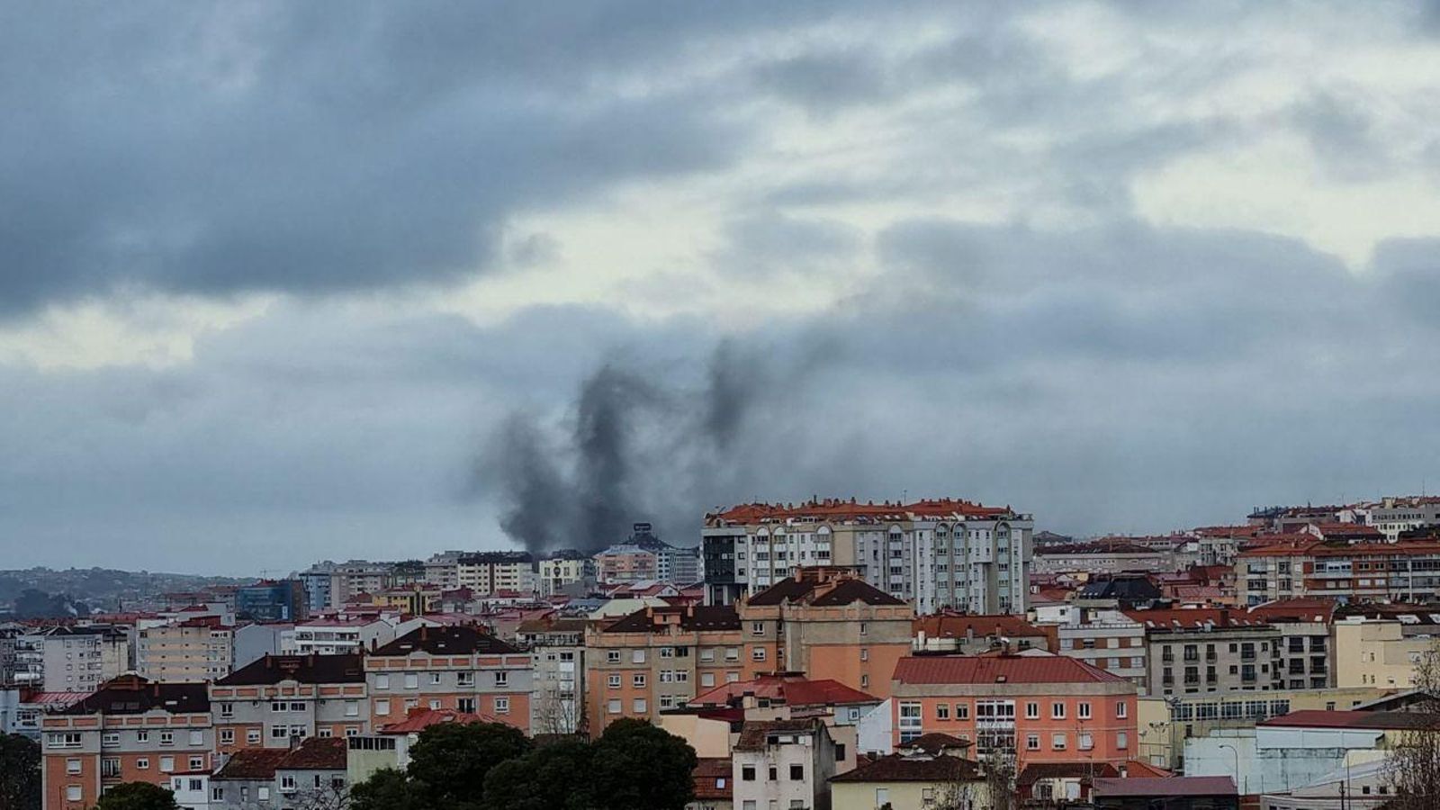 Incendio en un edificio de Navia, Vigo. // Jorge Landín