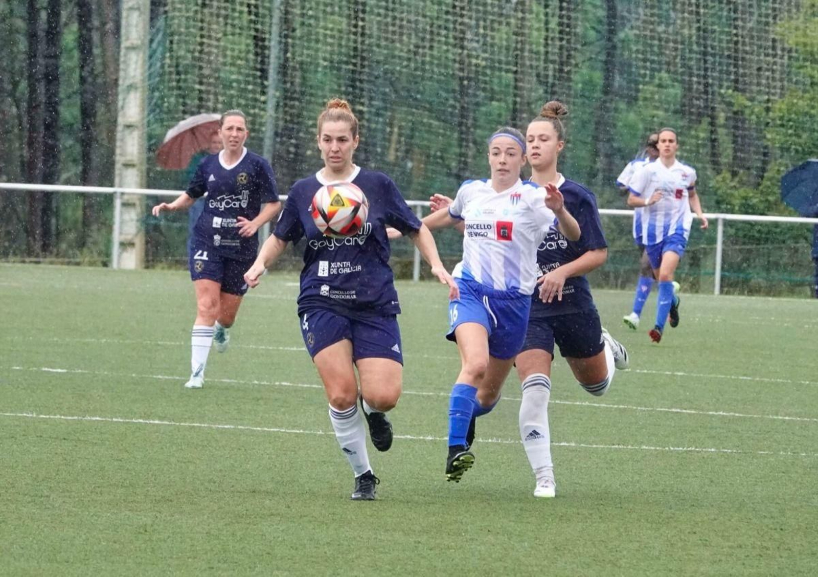 La defensa del Lóstrego controla una contra del Sárdoma.