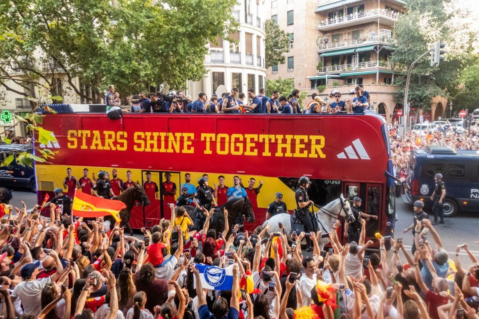 El autobús de UNVI en el que celebró la selección española por las calles de Madrid, llegando a Cibeles