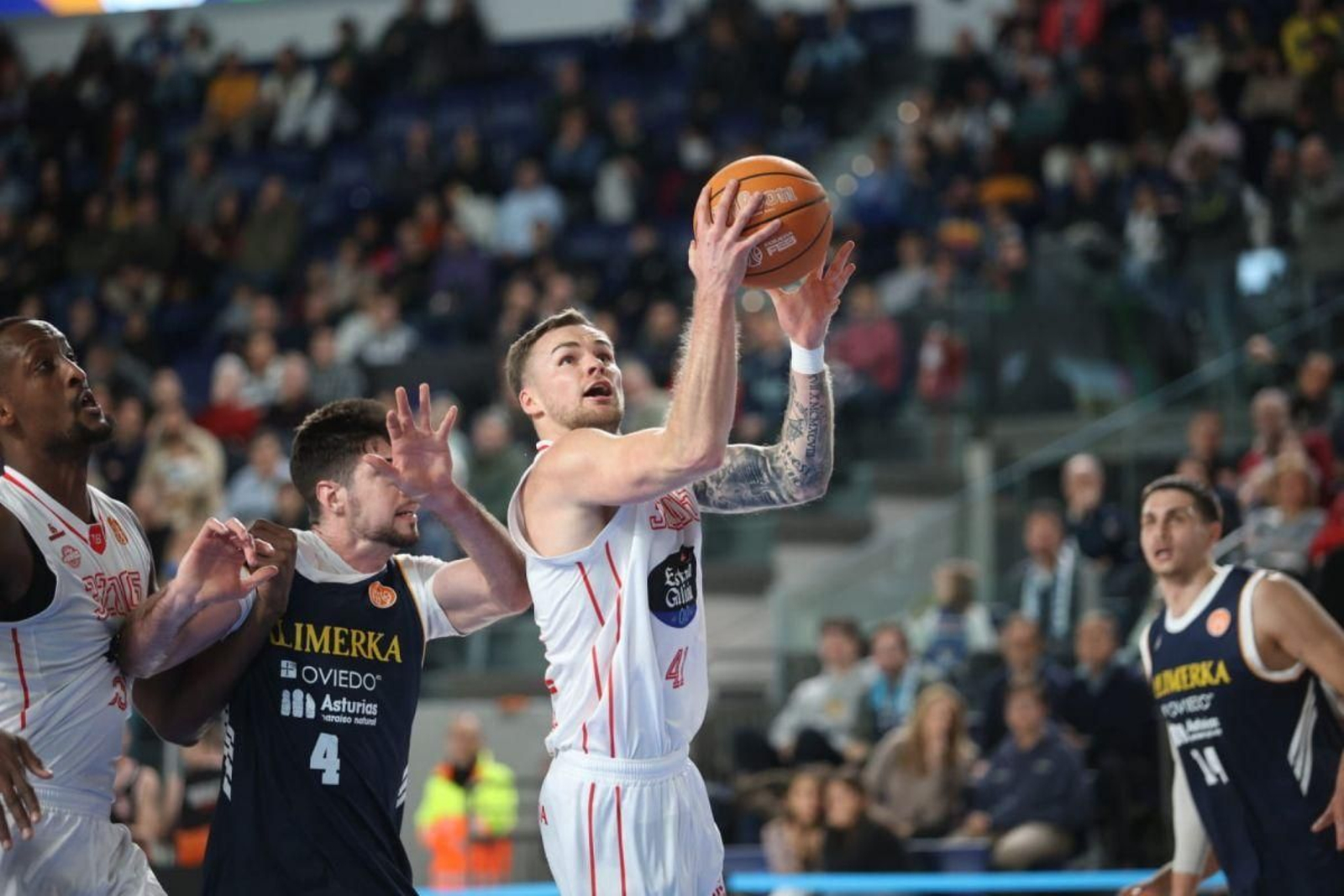 Jürgens trata de anotar frente al Oviedo.