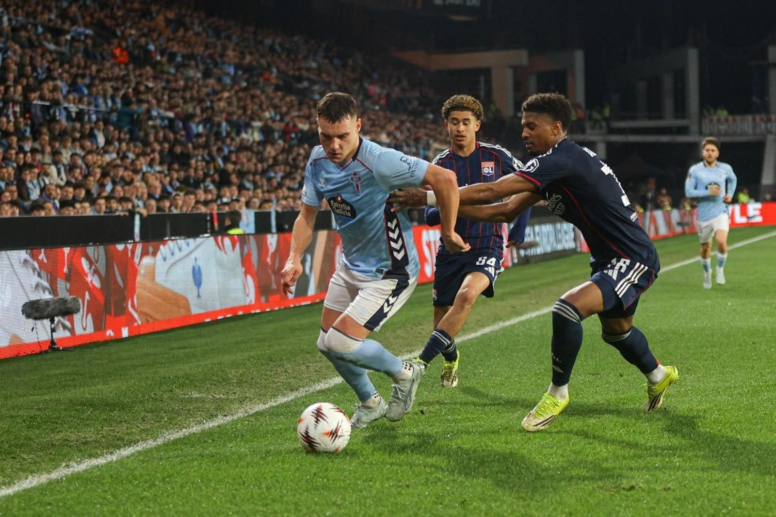 Galería | El Celta y el Olympique, un duelo de altura en Balaídos