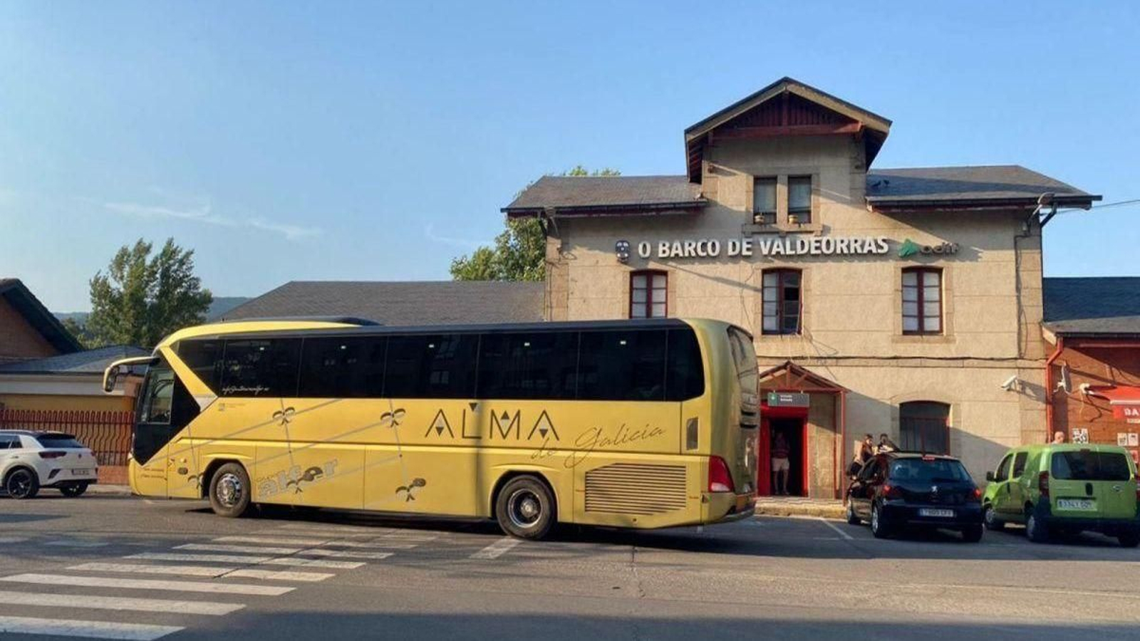 Autobús de pasajaros realizando el servicio de tren por carretera frente a la estación de O Barco.