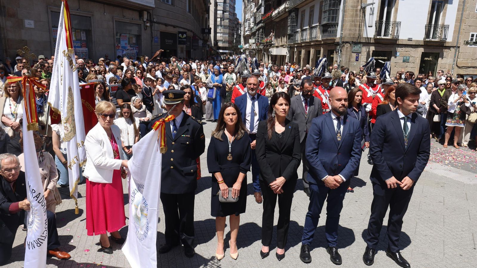 Martínez Allegue acompañó a la procesión de Pontevedra.