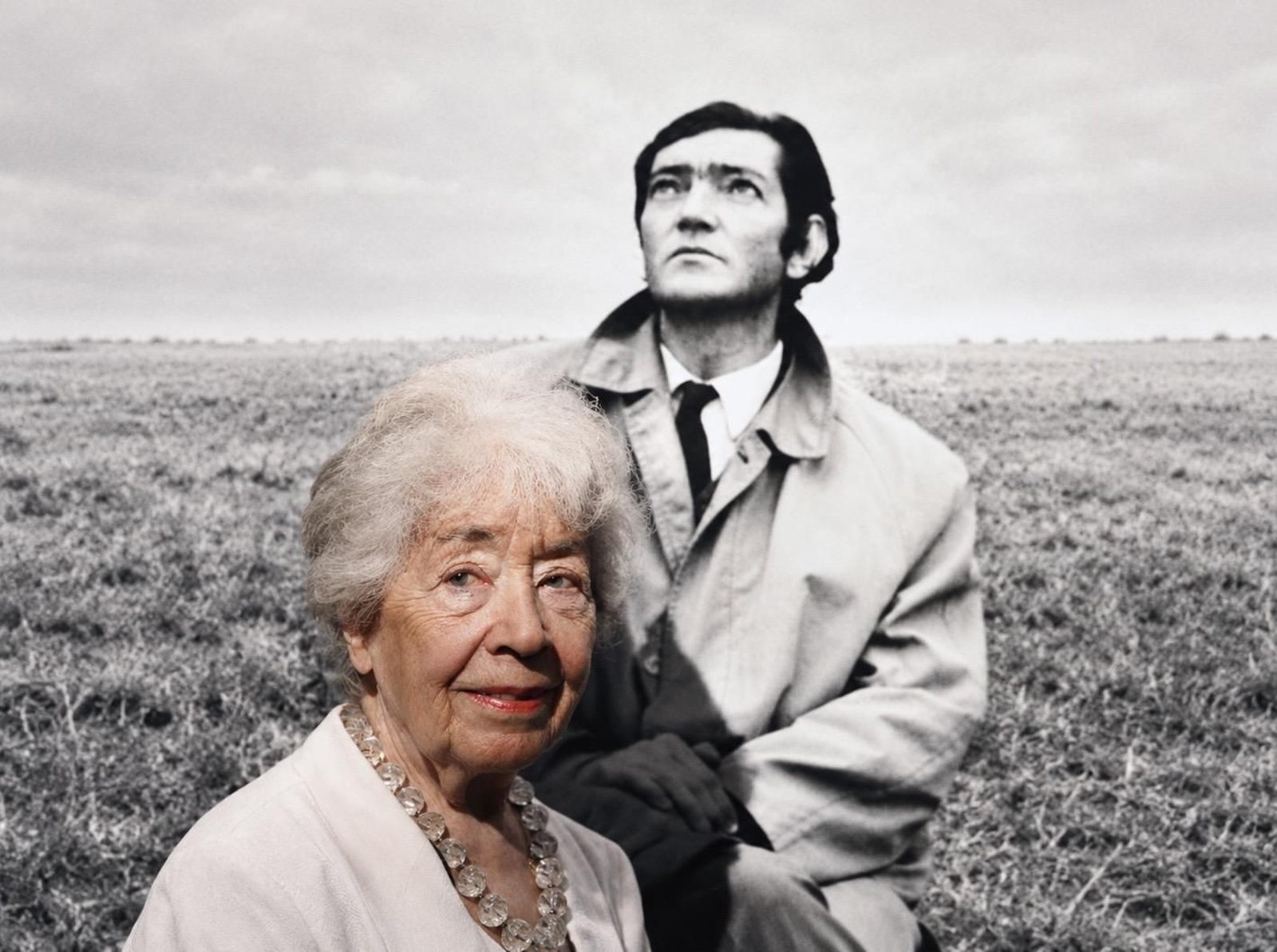 Aurora Bernárdez junto a una imagen de Julio Cortázar