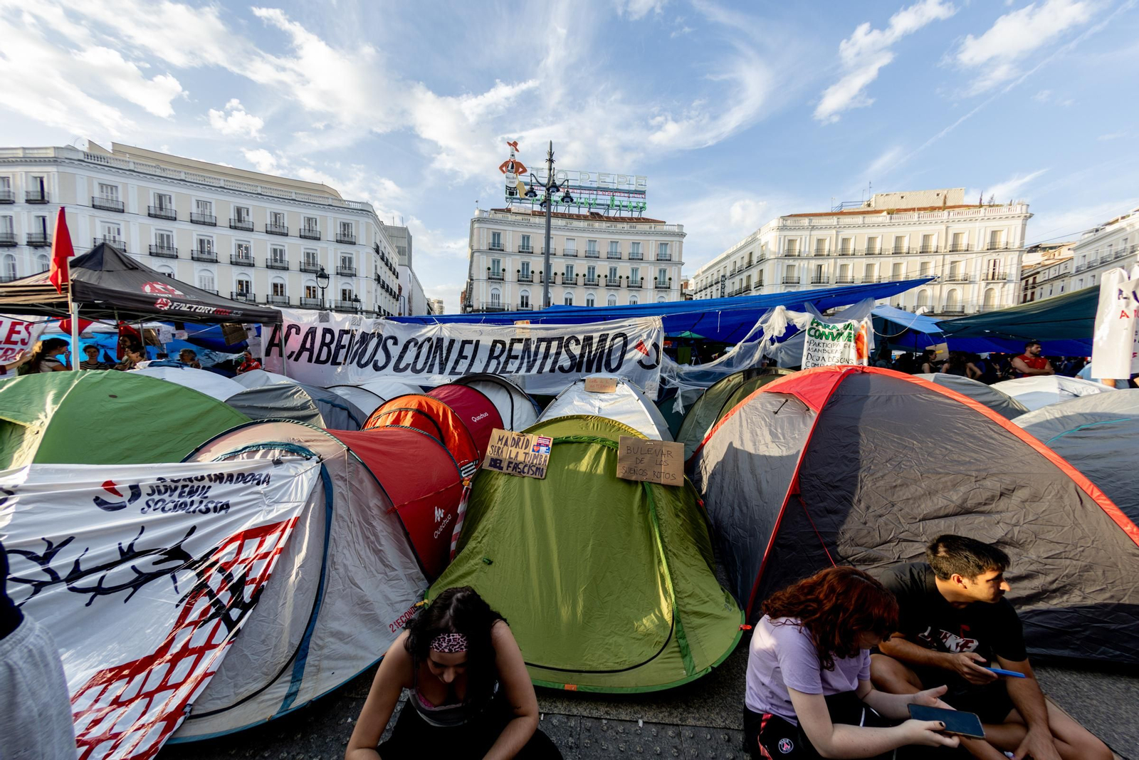 Galería | La acampada de Sol por una vivienda digna se sigue extendiendo y los congregados insisten en esta medida de presión