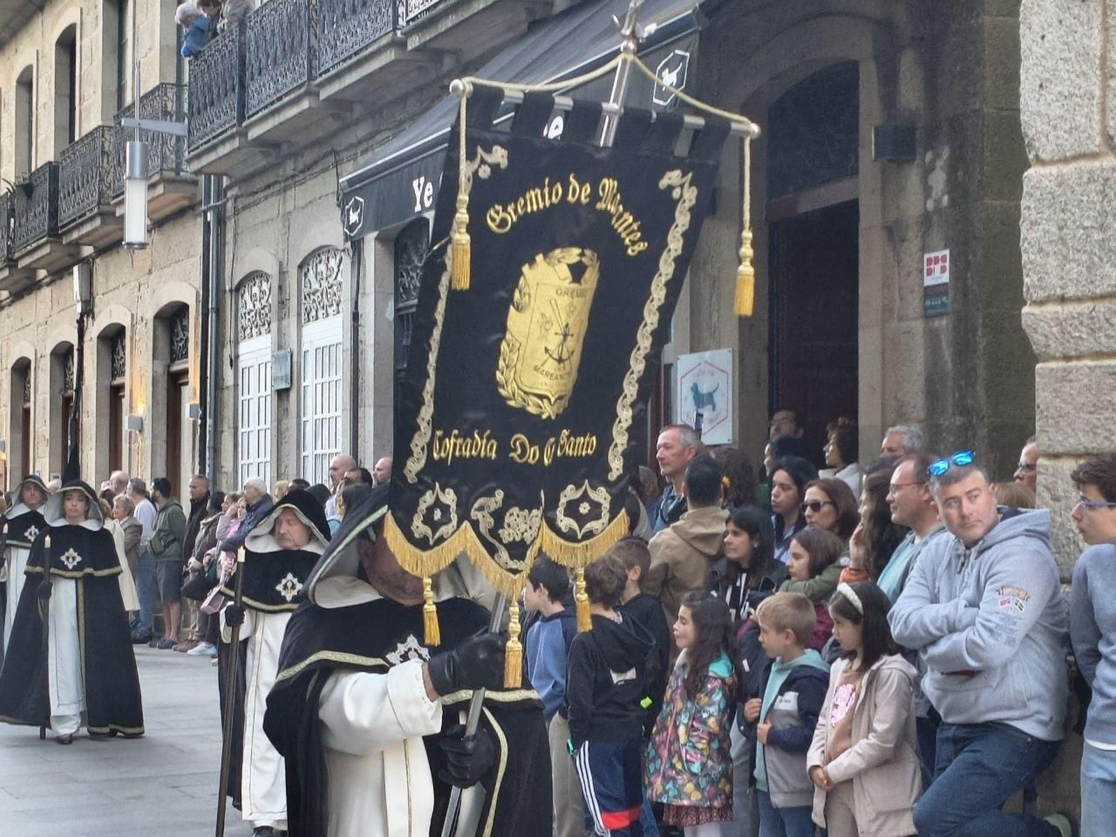 Galería | Emotiva procesión General del Santo Entierro en Pontevedra