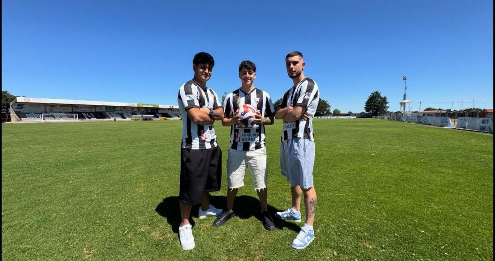 Tumbeiro, Gallego y Raposeiras, en el campo de A Moreira como jugadores del Antela.