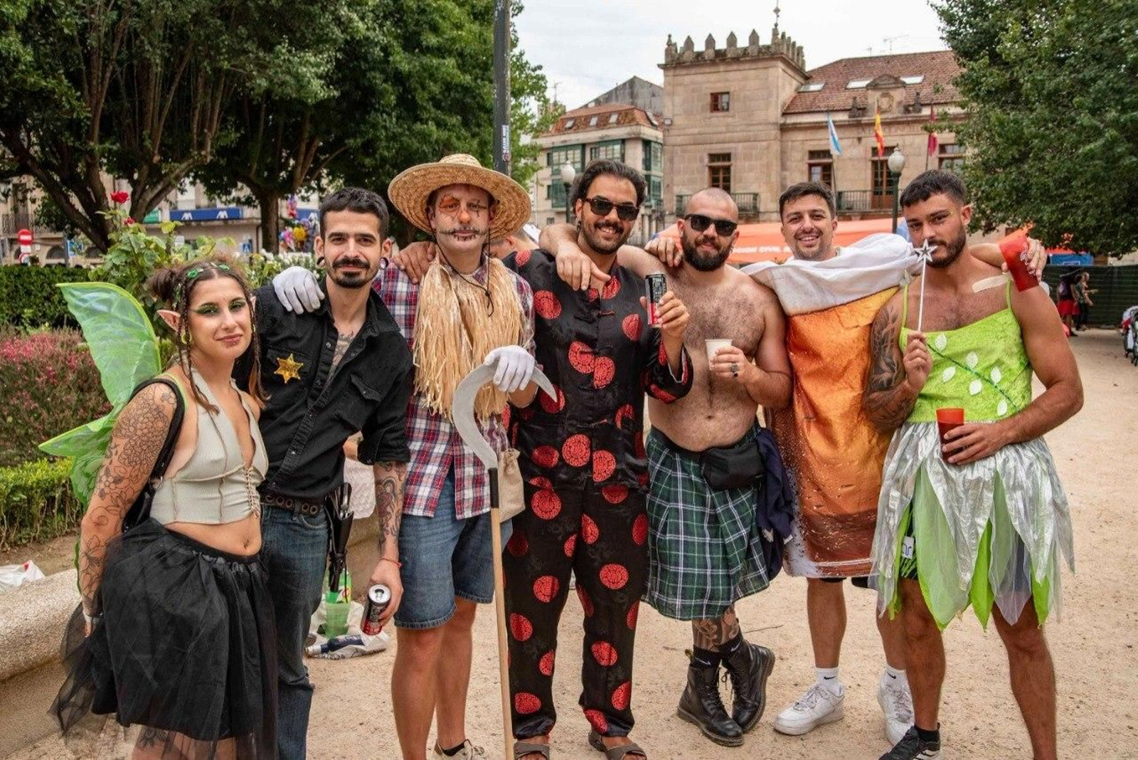 Galería | Coloridos disfraces visten las calles de Redondela