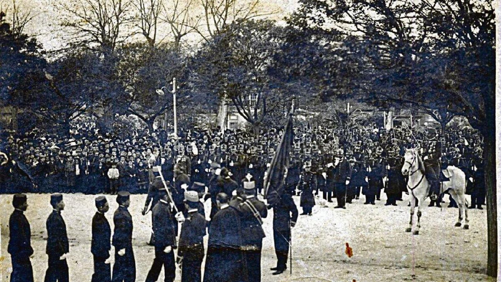 En la fotografía cedida al Etnolóxico de Ribadavia por doña Antonia Canitrot, vemos la jura de 1907, una de las imágenes de Pacheco que se exhibieron en el Pinacho.