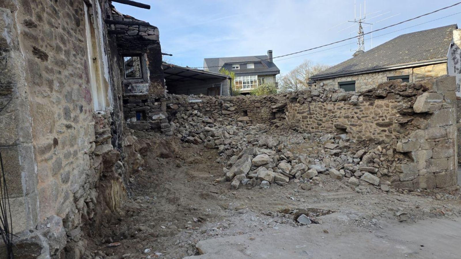 Tan solo las paredes de la casa quedan en pie.