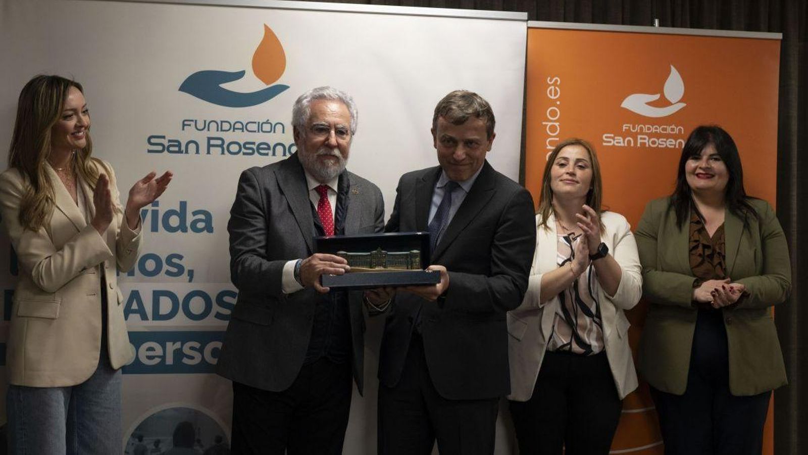 Miguel Santalices y José Luis Gavela ante la mirada de Fabiola García, Rebeca Sotelo y Patricia Torres.
