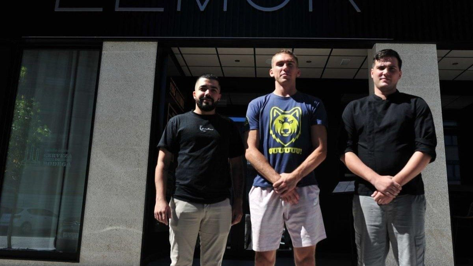 Cristian Arrojo, Aanen Moody y David Marques, durante la presentación del jugador cobista (José Paz).
