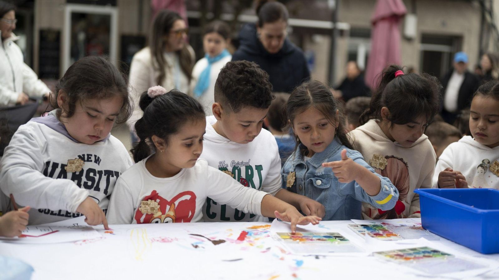 O momento de facer debuxos e de pintar o mural foi un dos máis entretidos da mañá.