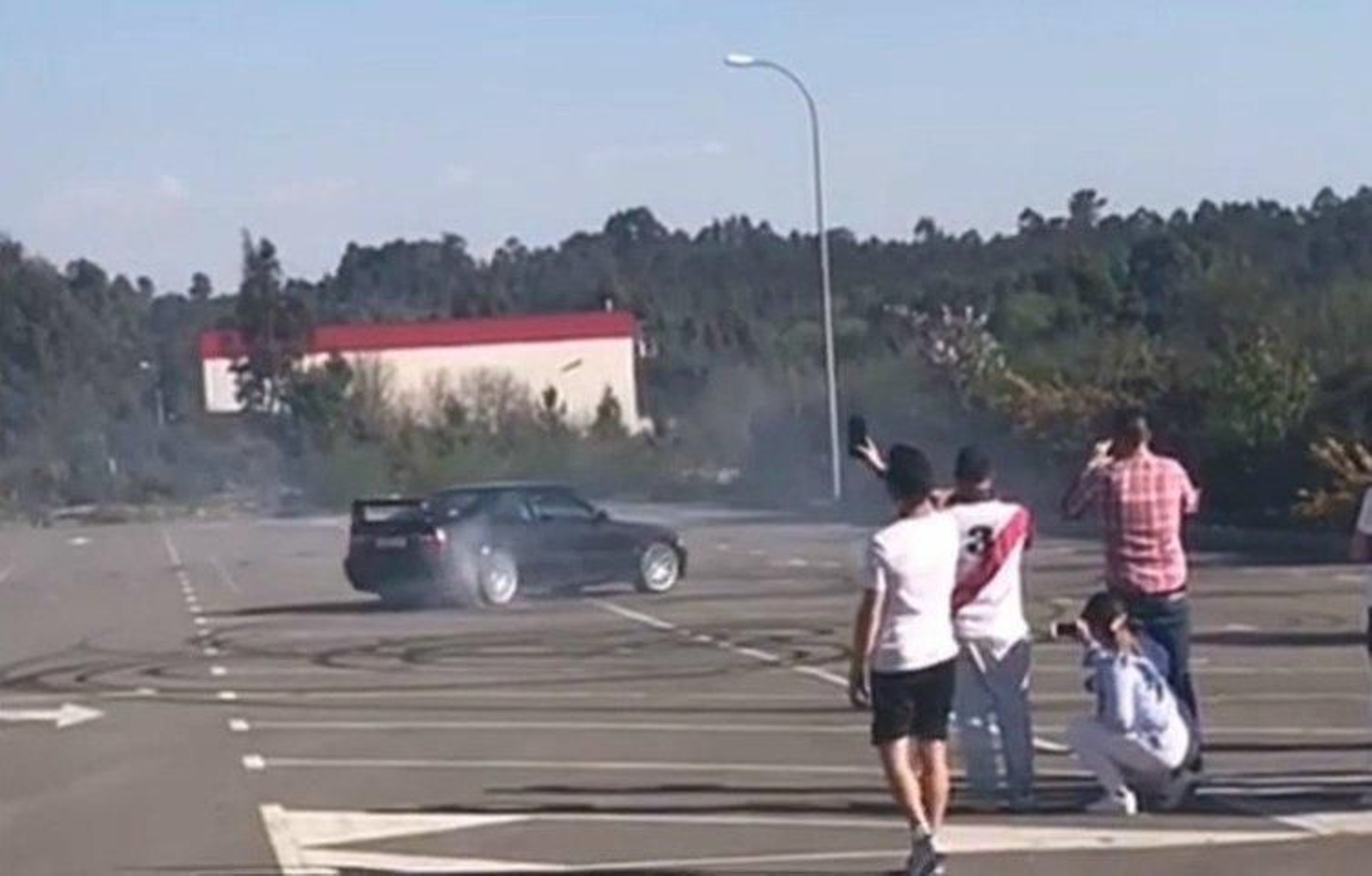 Un coche haciendo trompos el año pasado, en el área industrial de Carballiño.