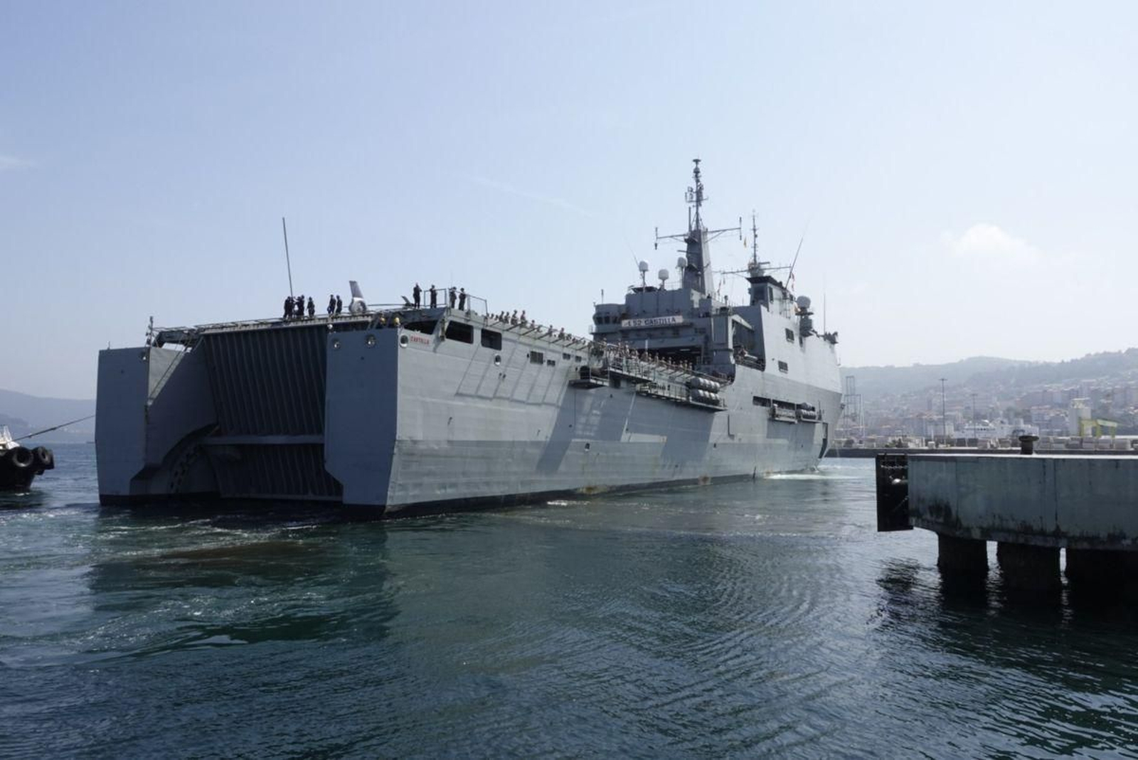 El buque anfibio “Castilla”, ayer en la Ría de Vigo con la tripulación en su cubierta
