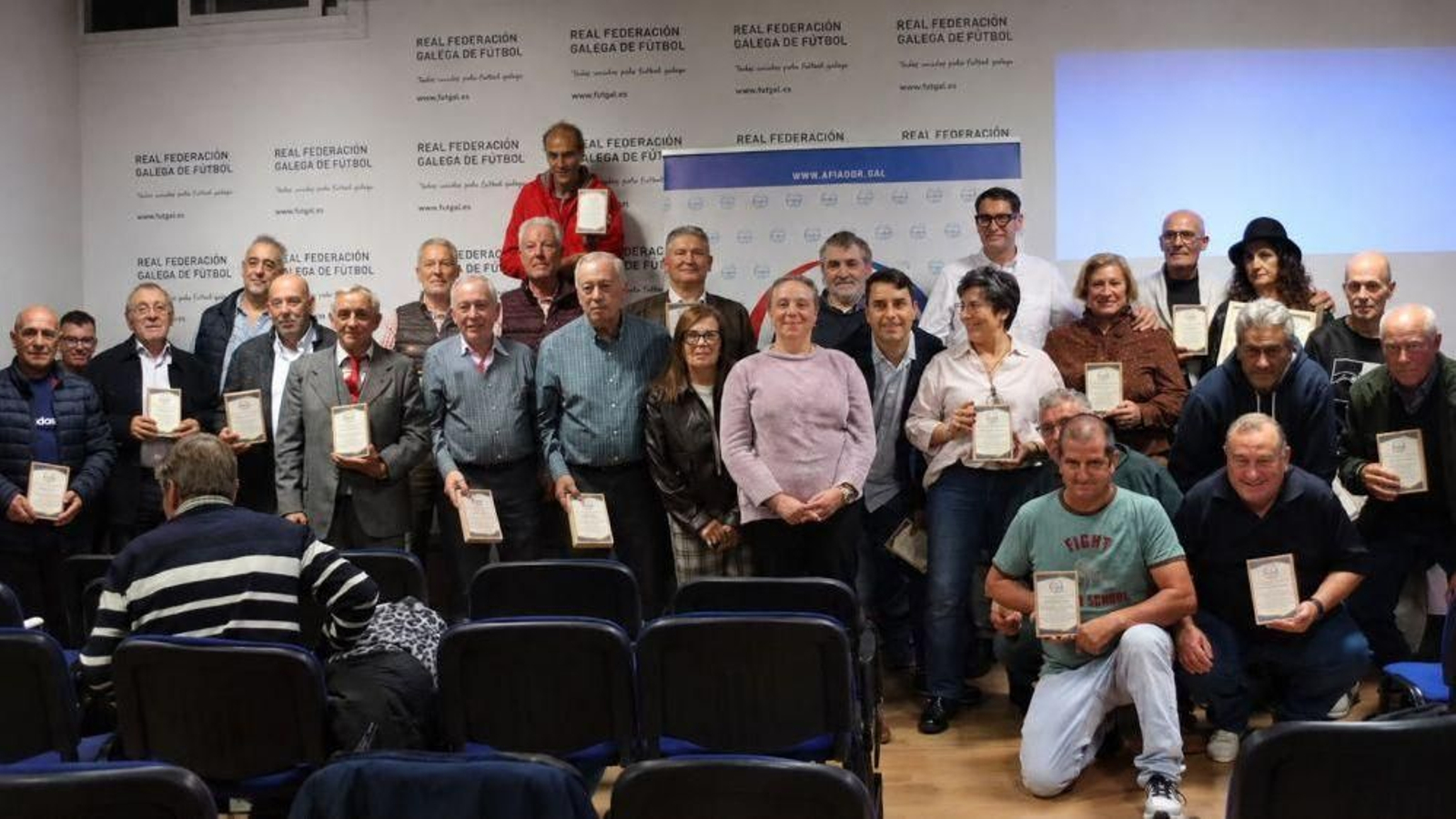 Entrega del reconocimiento a los auxiliares premiados y charla de Jorge Cuesta en la sesión de Afiador que se celebró en el salón de actos de la Real Federación Galega de Fútbol.