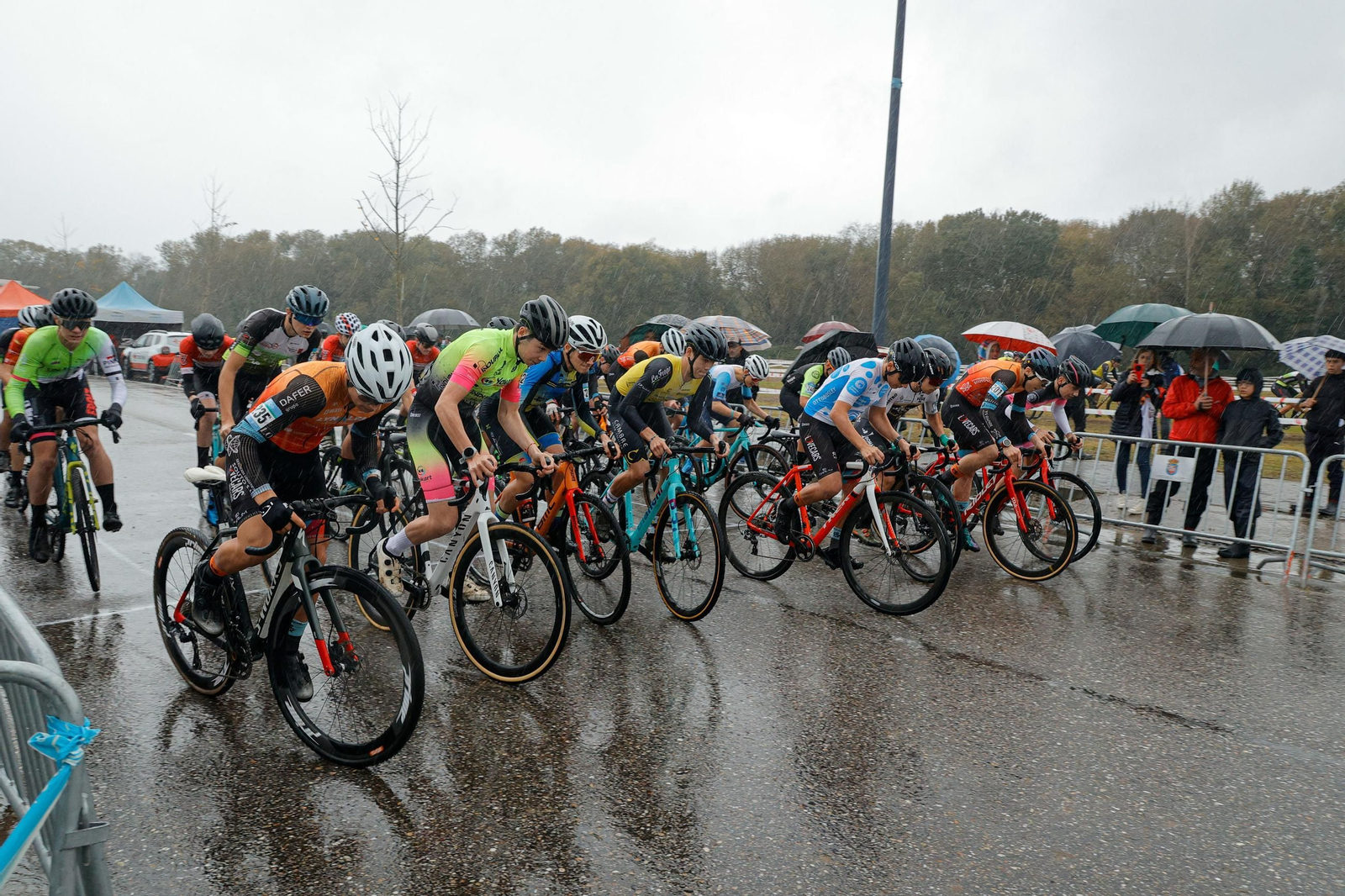 Galería | Más de 200 ciclistas compiten en el trofeo de ciclocross del Concello de Nigrán