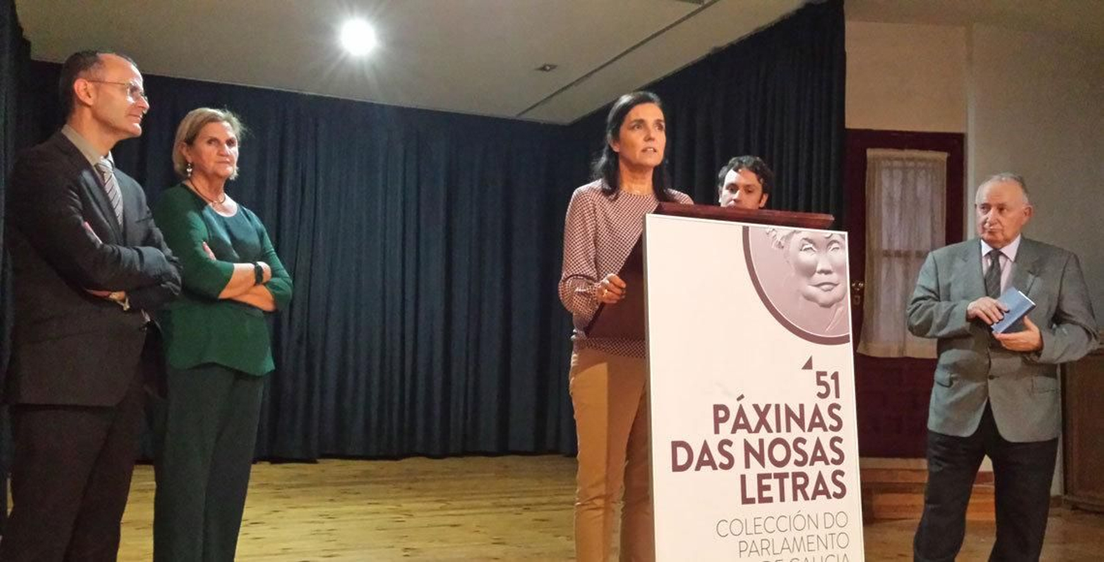 El conselleiro de Cultura, Xesús Vázquez, y la presidenta del Parlamento de Galicia, durante uno de los actos con el que el Centro Gallego inició su campaña a favor de reivindicar a Manuel Rodríguez López.