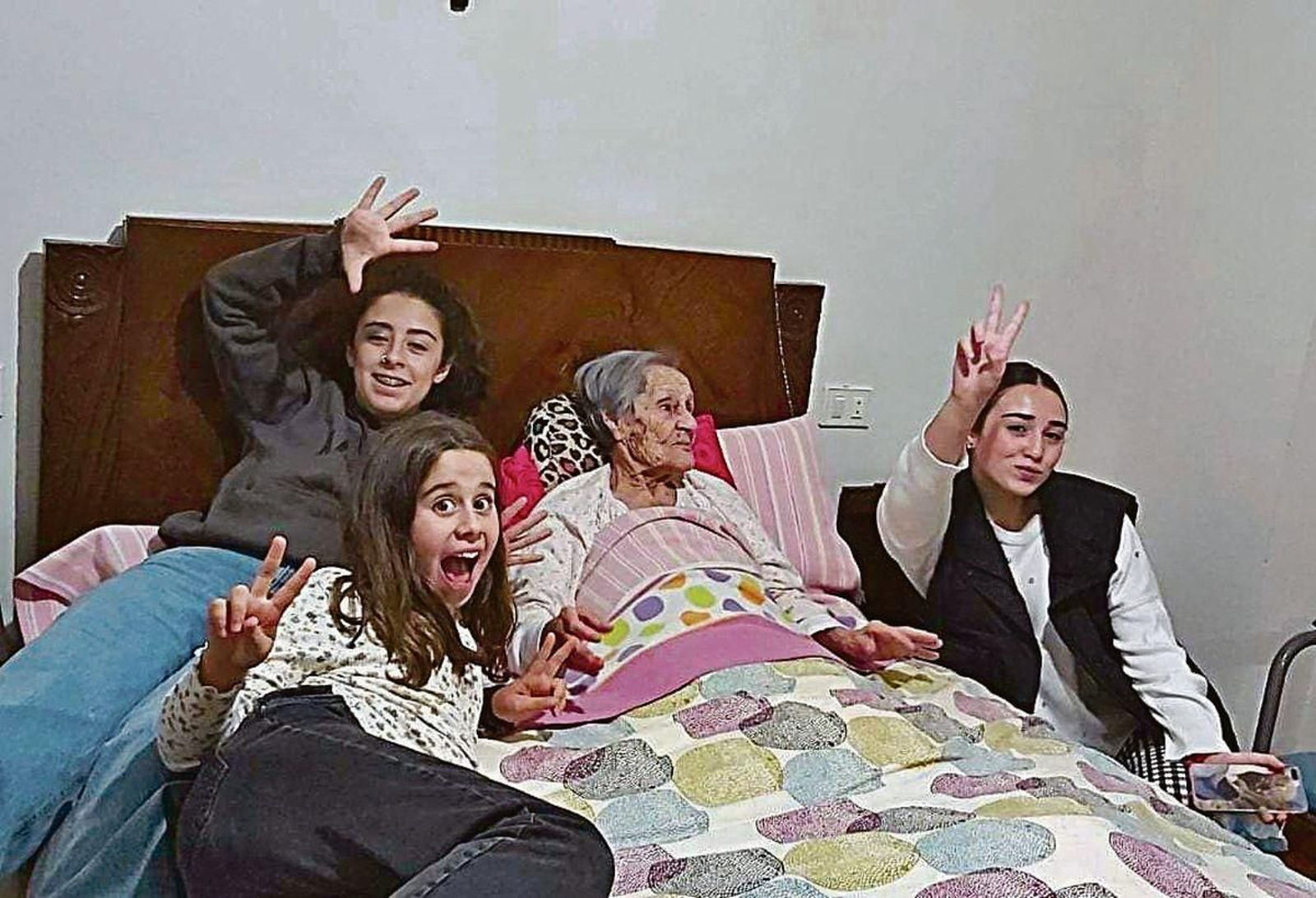Las visitas de sus biznietas son el mayor tesoro de Pepa.