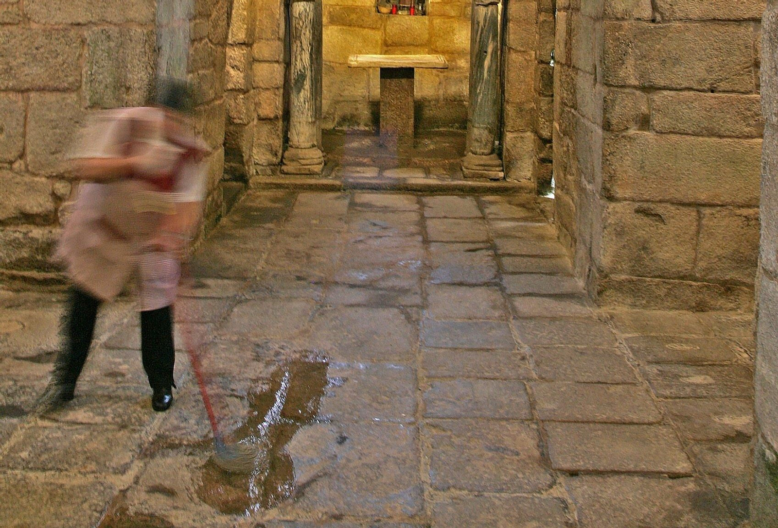 Interior del templo visigótico afectado por las humedades debido al mal drenaje exterior.
