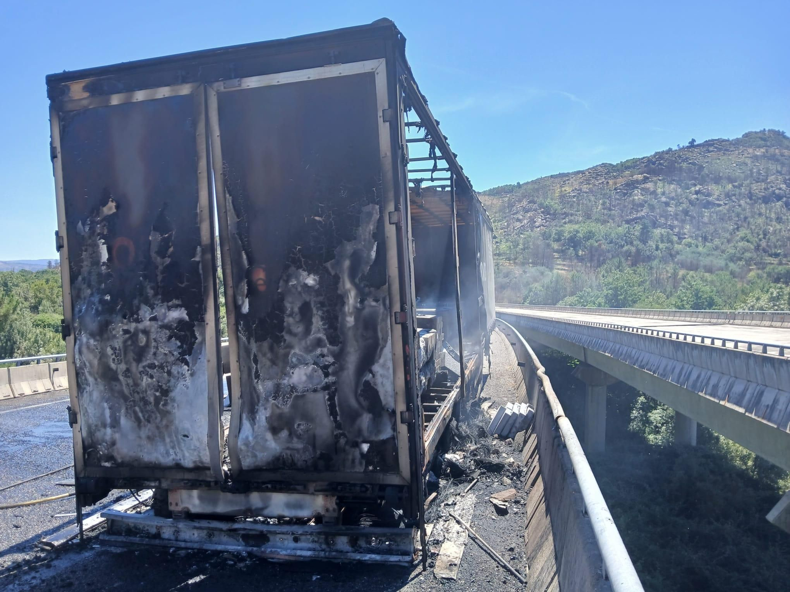 Los efectos del fuego en el vehículo que provocó una paralización de la circulación en la A-52.