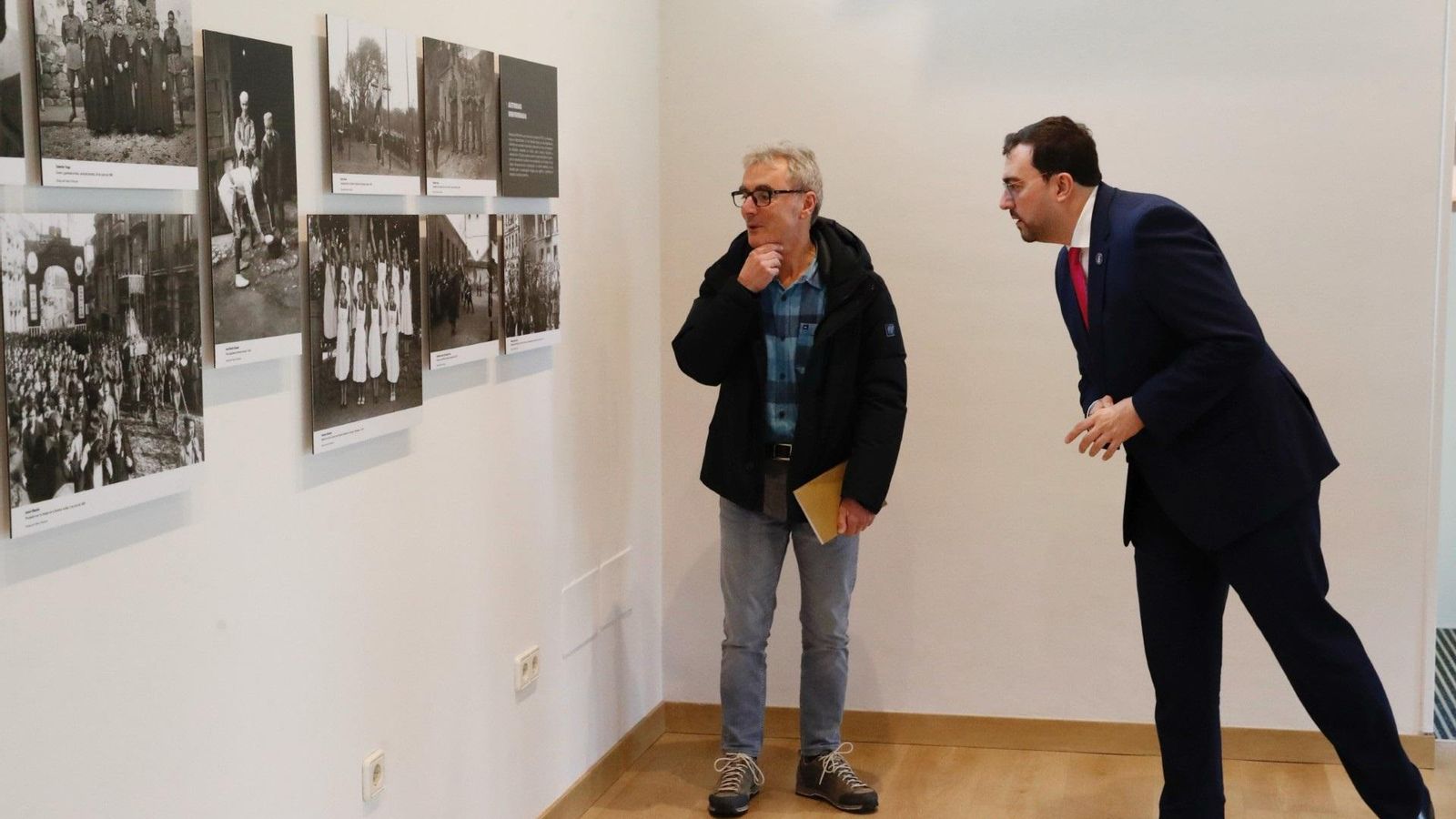 Barbón junto al comisario de la exposición