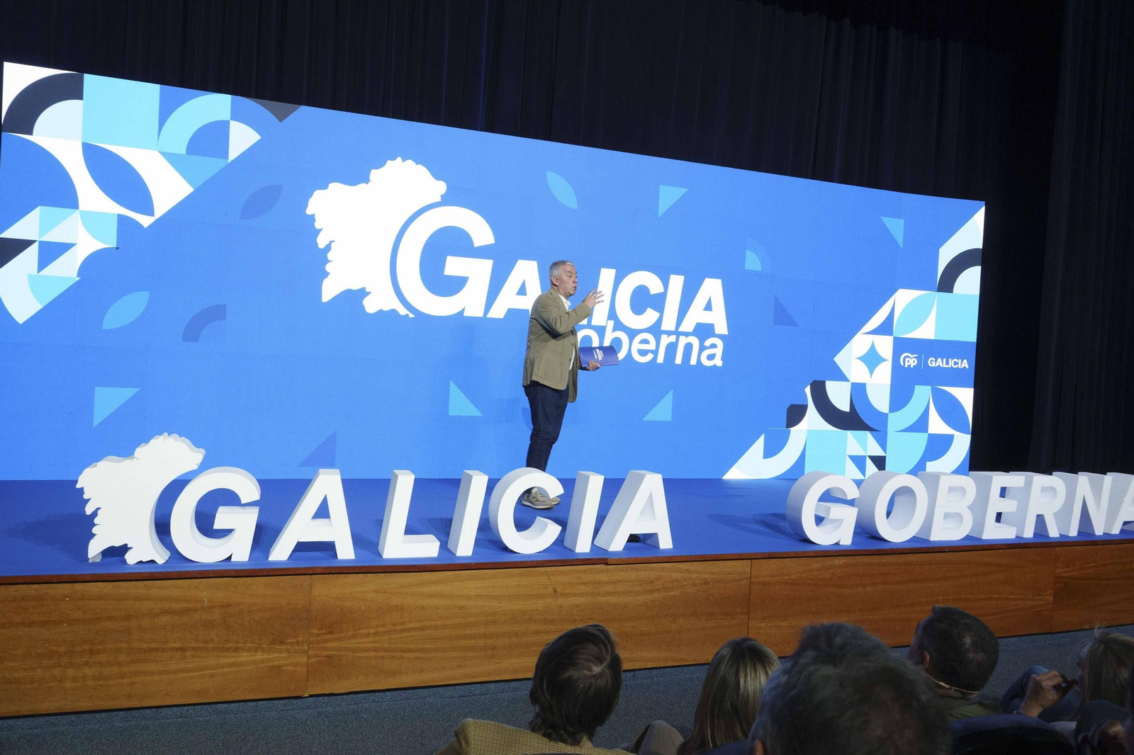 Galería | Rueda lidera el acto del PPdeG en Vigo y hace balance del mandato
