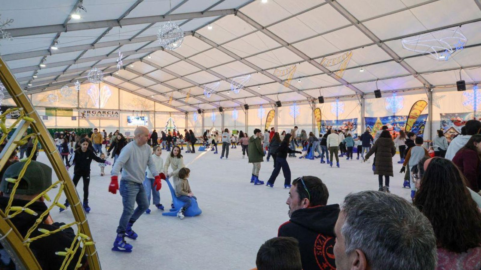 La pista de patinaje sobre hielo de Samil registra gran afluencia todos los días y, en especial, los fines de semana.