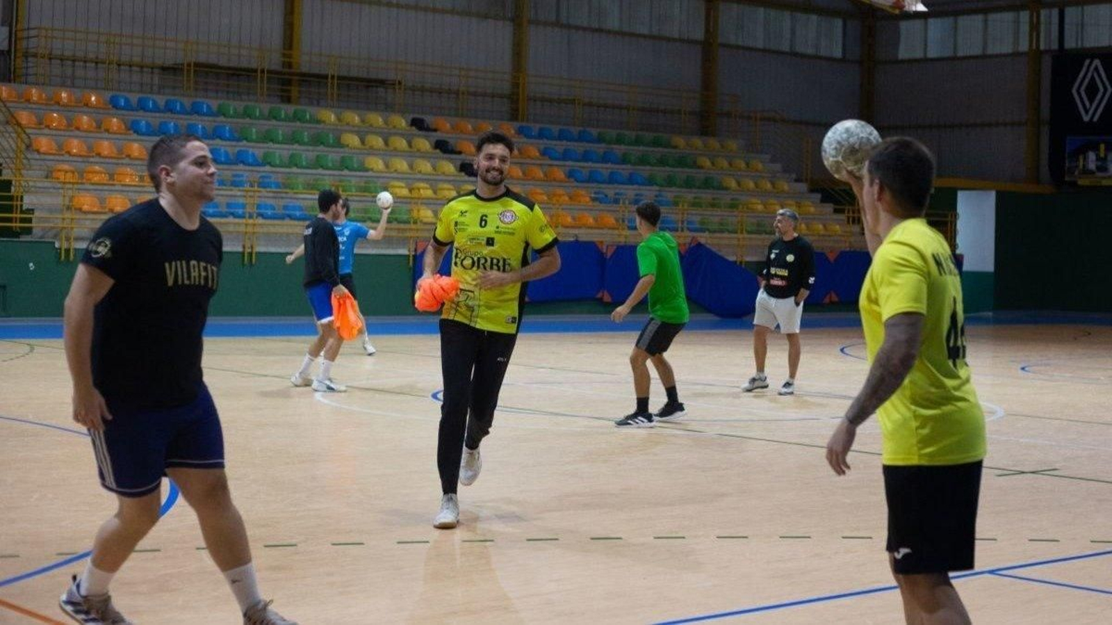 Los jugadores del Ribeiro Rodosa, anoche entrenando sonrientes en O Consello. (Foto: Sandra Iglesias)