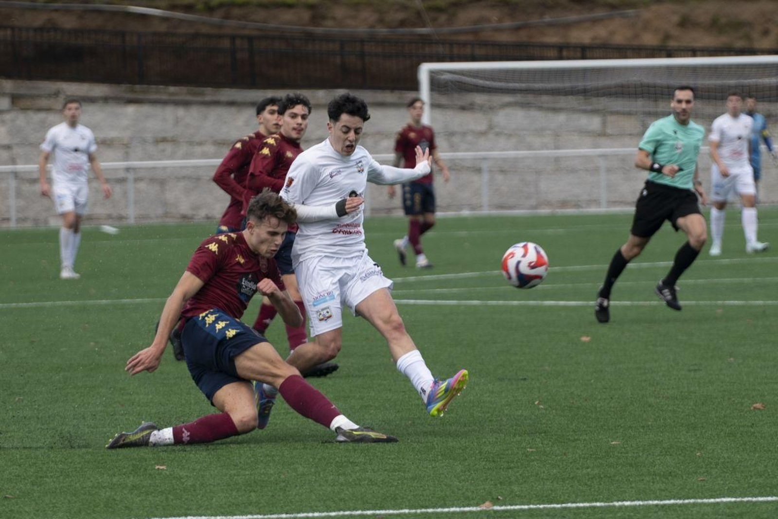 Raúl Gallego, del Arnoia, en una pugna con el granate Xaquín en el encuentro de A Queixeira.