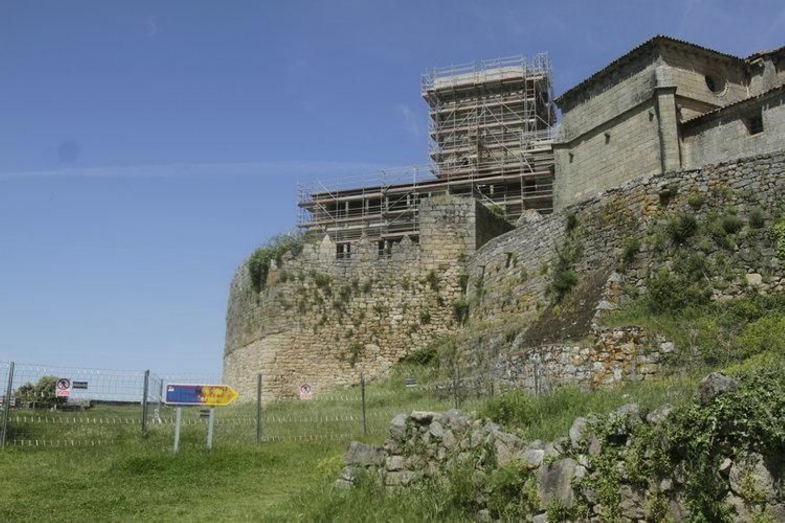 Las obras afectan estos días a la Torre de las Damas, donde está siendo construido un mirador (MIGUEL ÁNGEL)
