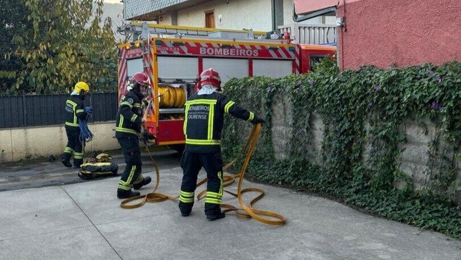Bomberos de A Rúa sofocando las llamadas del incendio en Valdeorras.