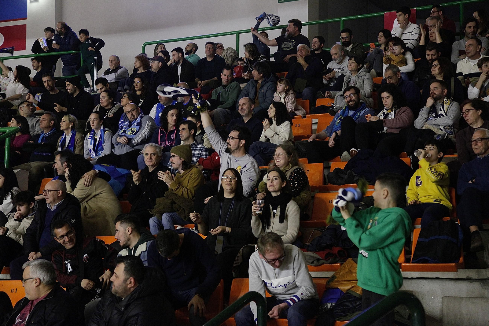 Más de 4.500 aficionados empujaron al COB contra el Estudiantes