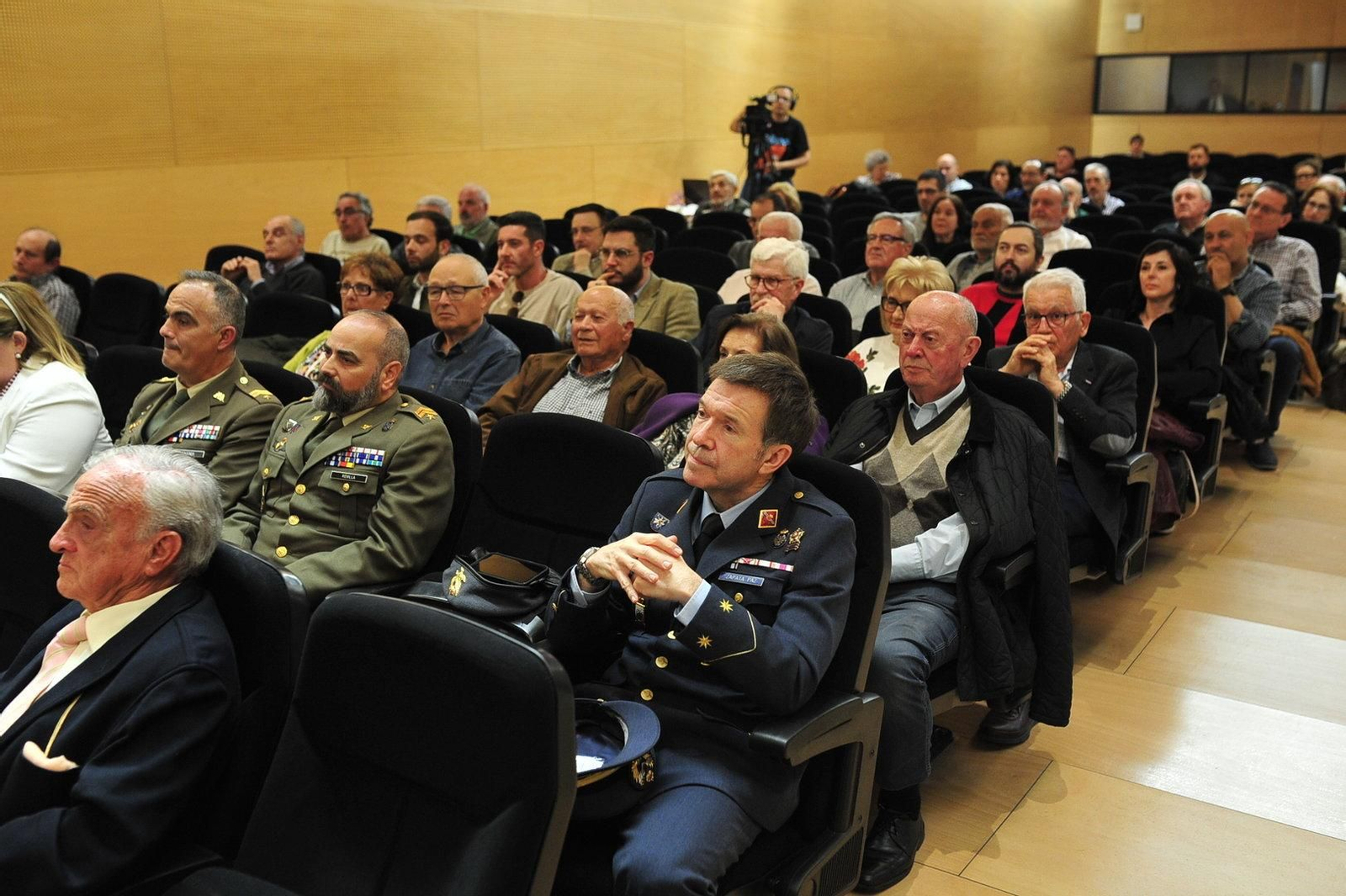 Asistentes atendiendo al homenaje.