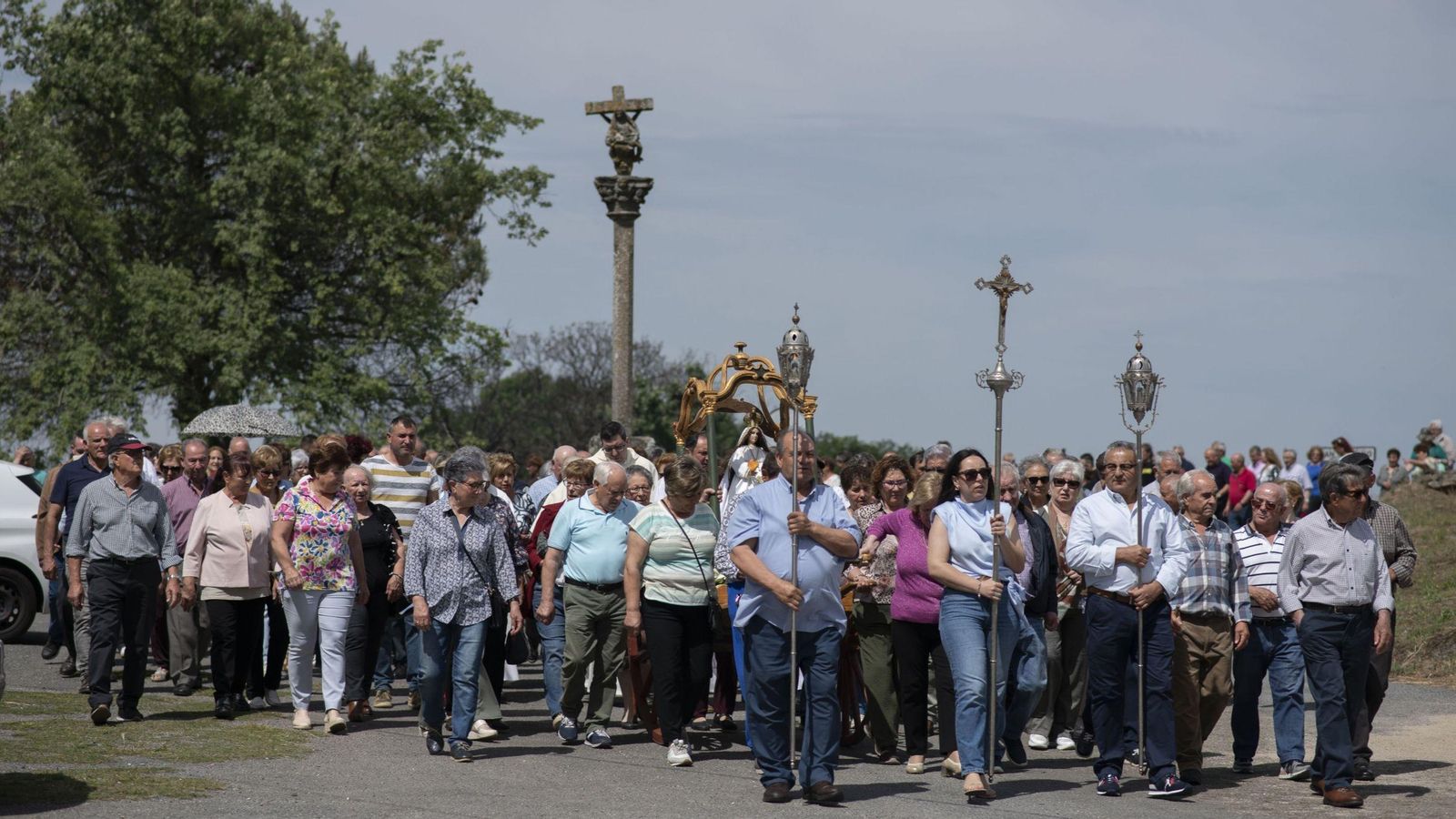 La procesión recorrió el pueblo atravesando el monte quemado de alrededor.