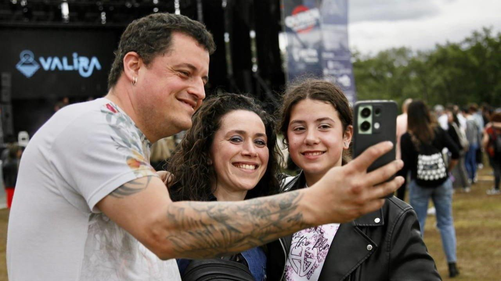 El público del Ouren Sound Festa haciéndose una foto con el móvil
