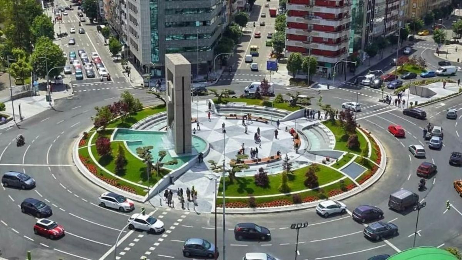 'A Porta do Atlántico', inaugurada en 1990, pasó de ser una fuente a una rotonda.