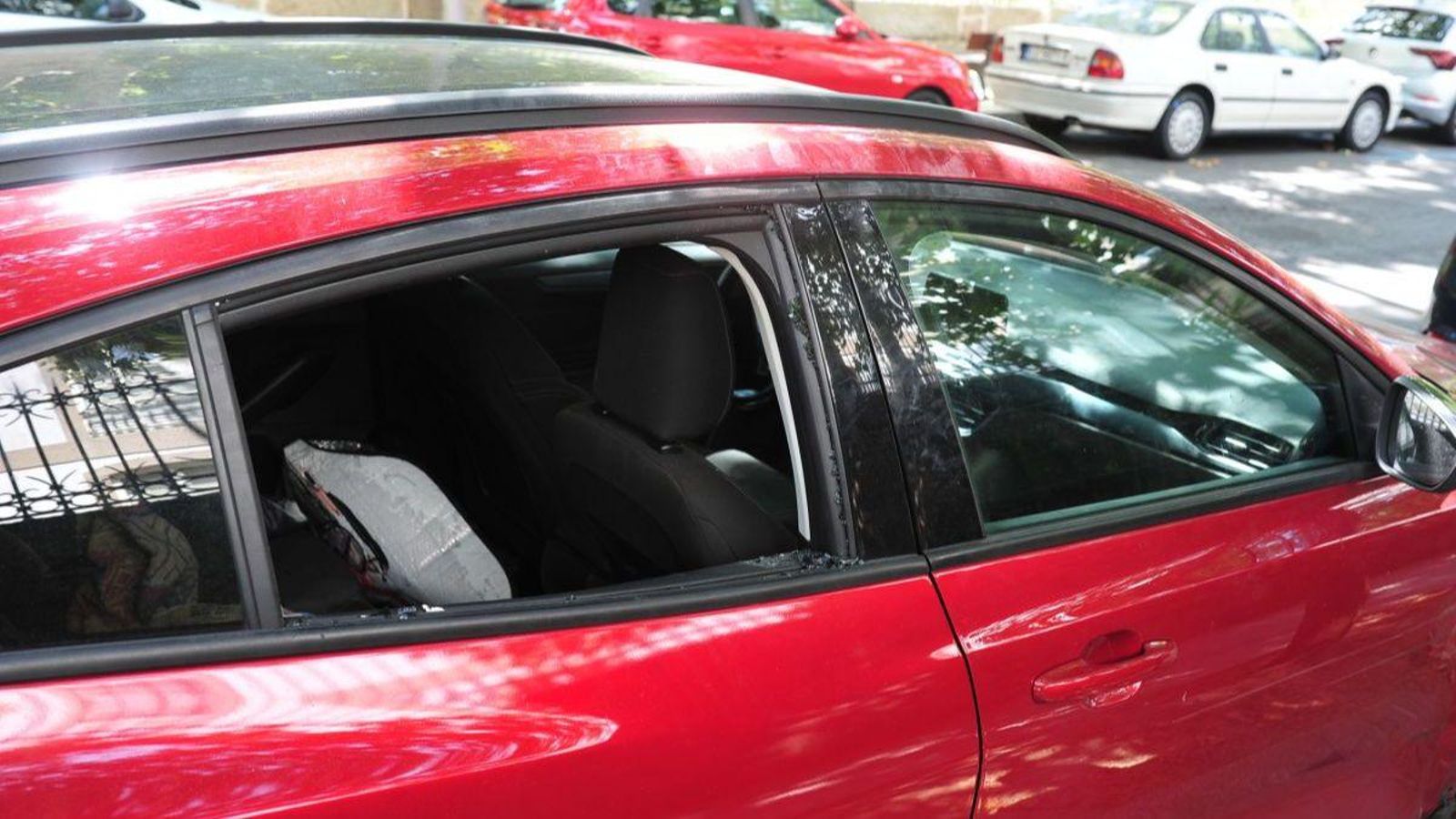 El coche asaltado en la calle Lugo.