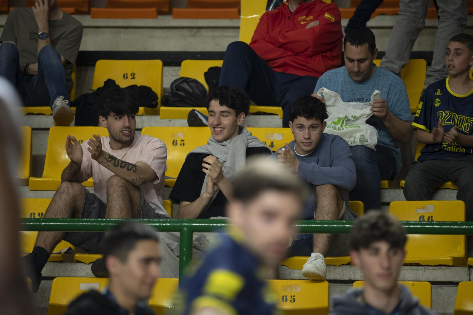 Galería | El Pazo aplaudió a un COB que lo dejó todo ante el Palencia