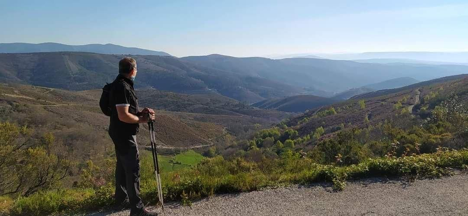 Un senderista en la parte alta de la montaña en la ruta. (Fotos: cedidas).