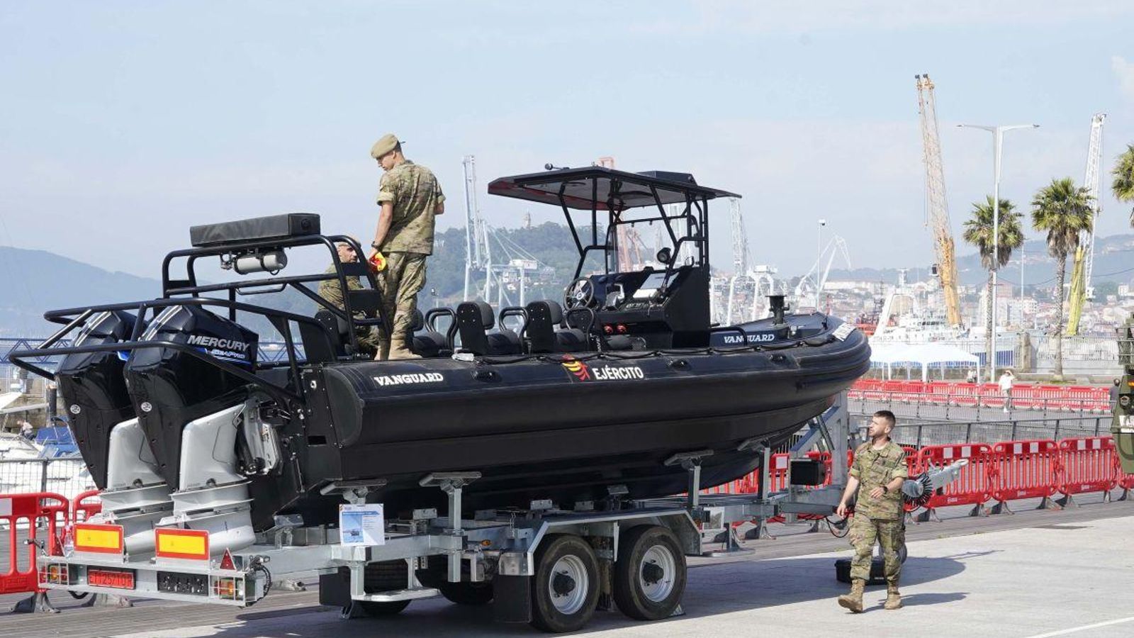 La Armada desplegará desde hoy en As Avenidas algunas zodiacs, porta morteros, escáneres, sónares y material de buceo