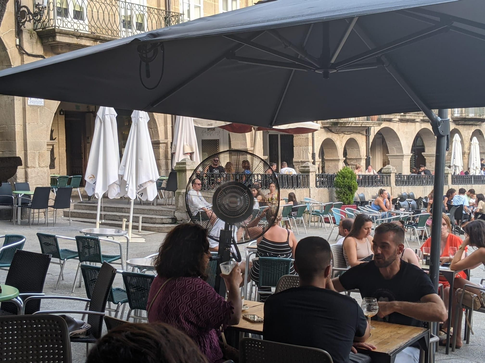 Terrazas con ventilador en la Plaza Mayor de Ourense.