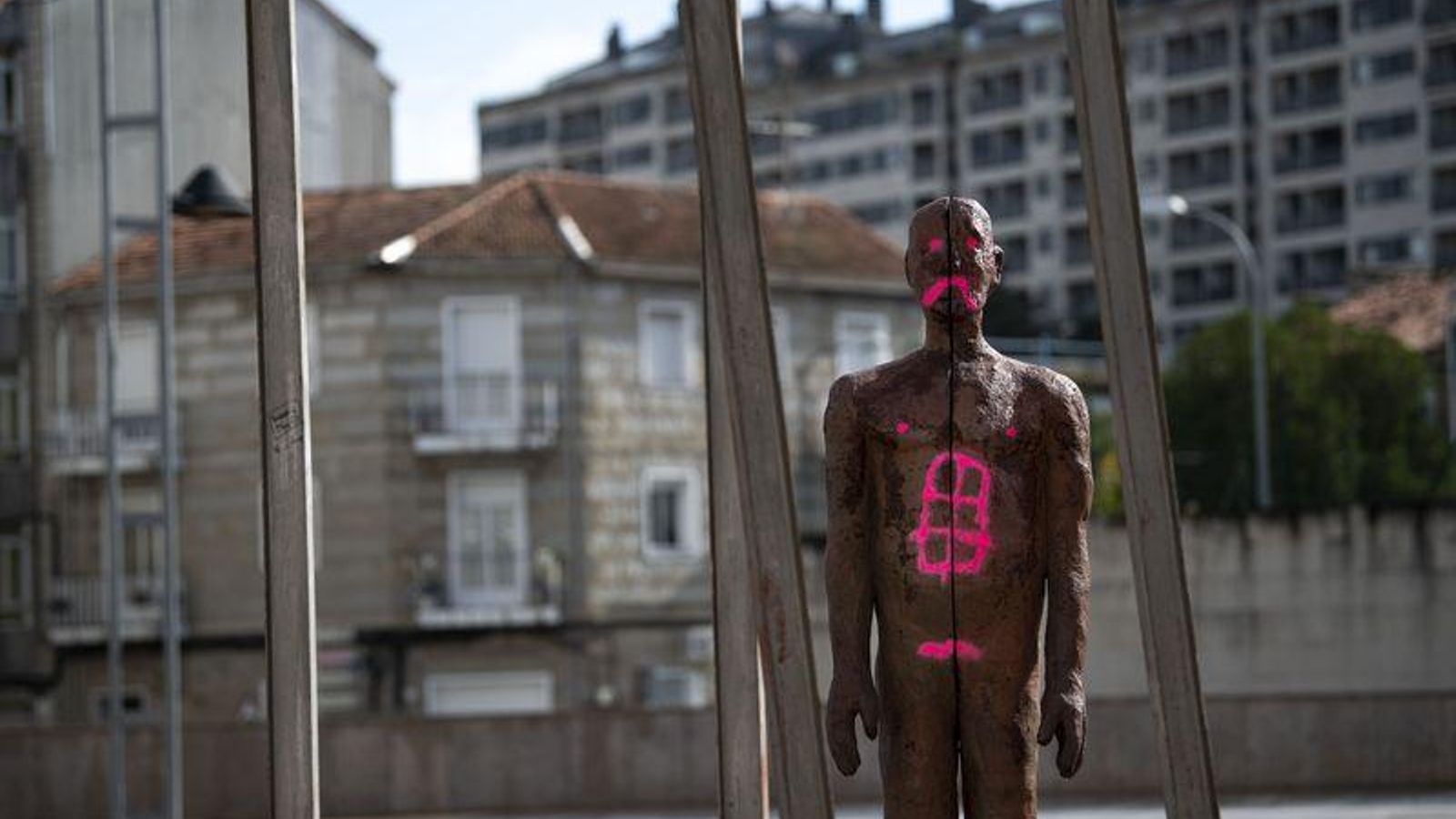 OURENSE (EXTERIOR AUDITORIO MUNICIPAL). 04/10/2020. OURENSE. La escultura de Álvaro de la Vega en el exterior del Auditorio Muncipal presenta pintadas. FOTO: ÓSCAR PINAL 