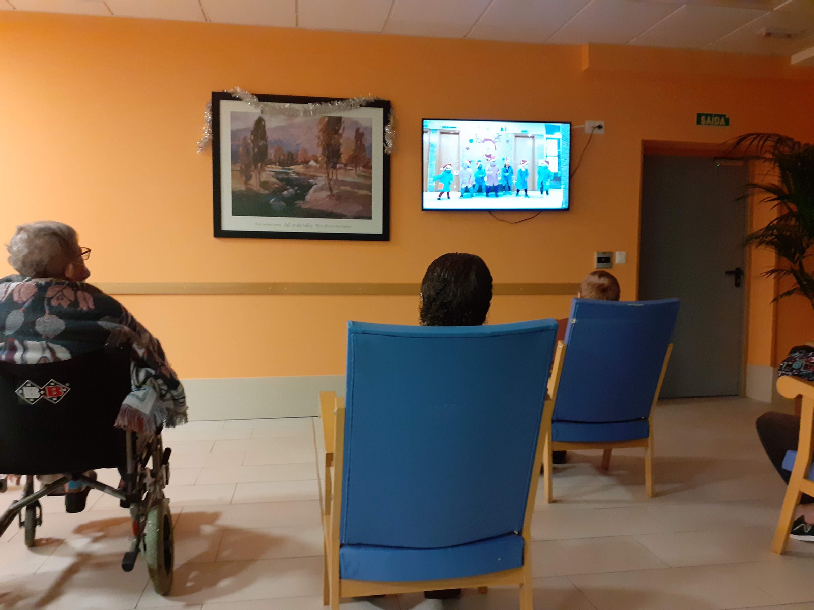 En la residencia de O Incio disfrutaron con los vídeos navideños de los niños. (Fotos: cedidas)